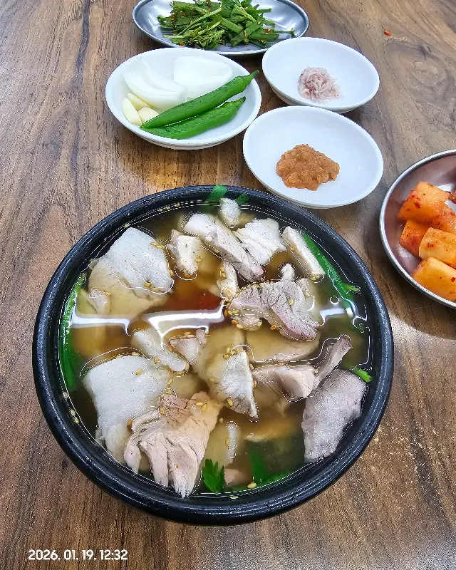 돼지국밥 한 상 차림
