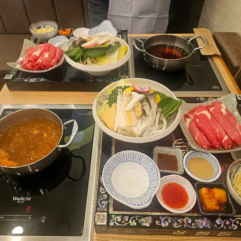 깔끔하게 정돈된 테이블 세팅