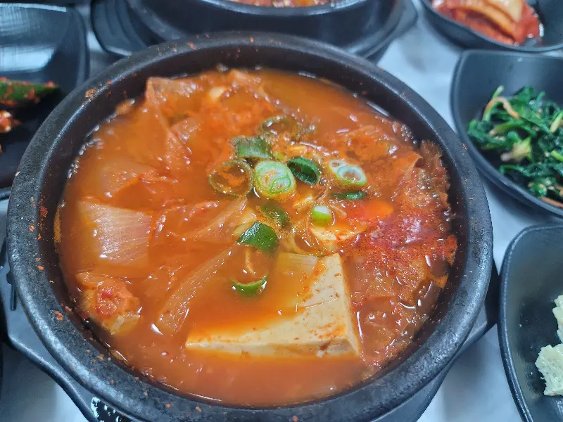 칼칼하고 시원한 김치찌개
