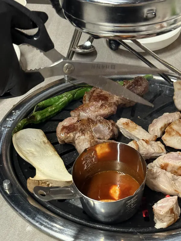 푸짐하게 차려진 한 상에 놓인 김치찌개의 모습