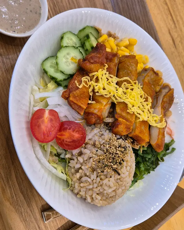 닭가슴살과 현미밥, 채소가 조화롭게 담긴 포케