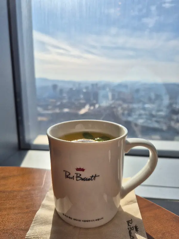 창밖으로 보이는 아름다운 풍경