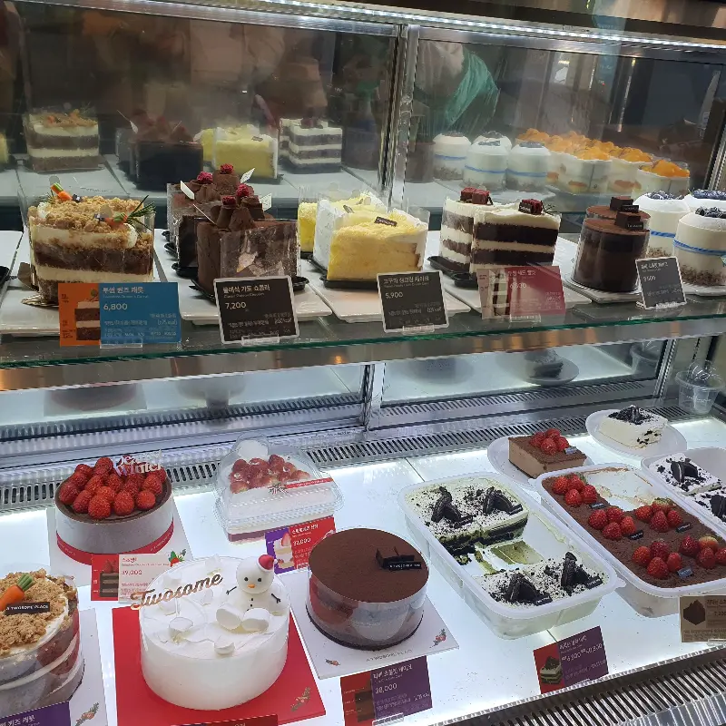 다양한 종류의 케이크가 진열된 쇼케이스