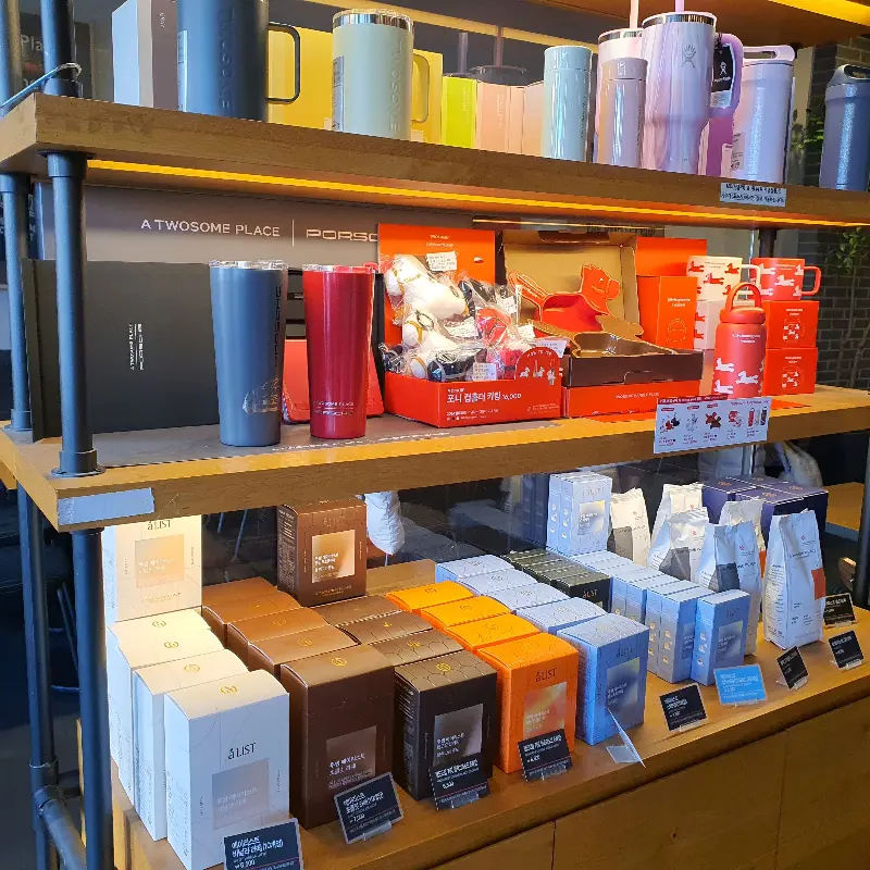 다양한 종류의 텀블러와 커피 원두