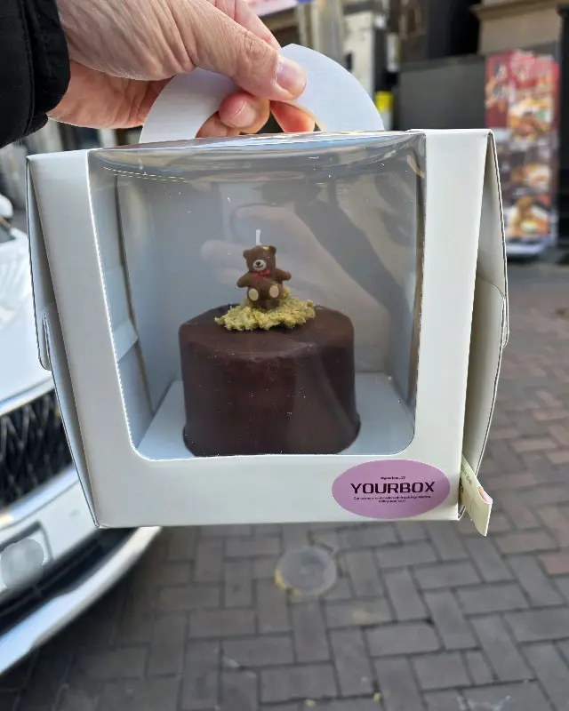 곰돌이 초가 꽂힌 초코 케이크