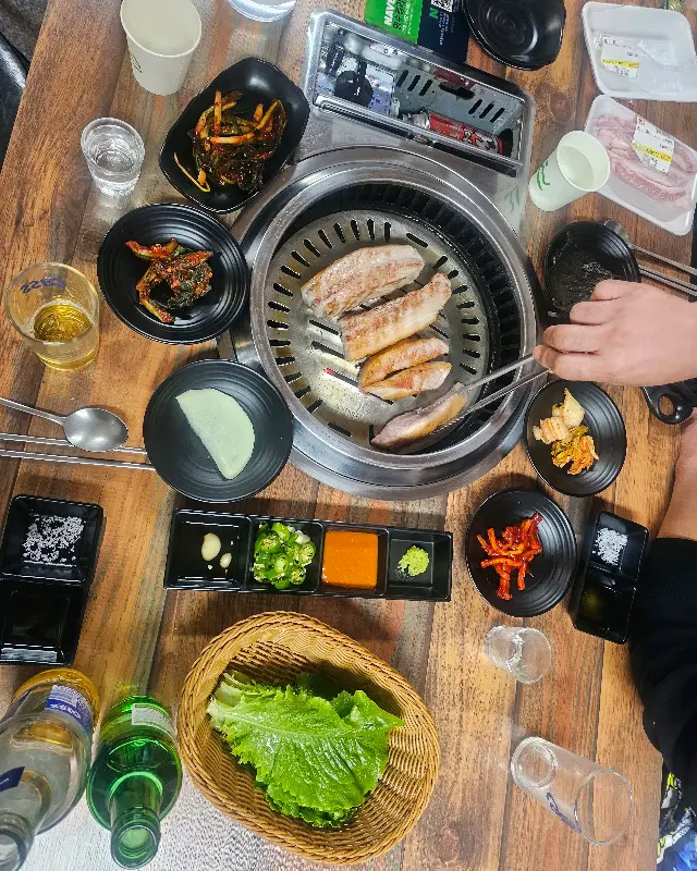 테이블 가득 차려진 고기와 반찬들의 전체적인 모습