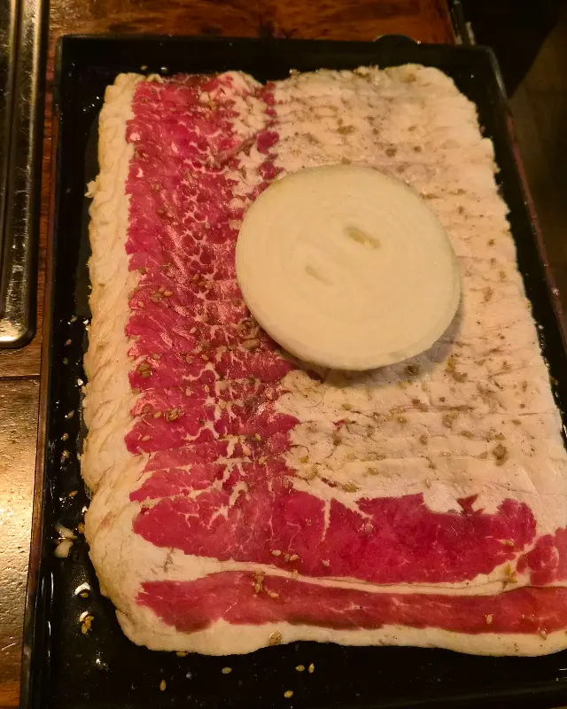 잘 구워진 양파와 함께 먹음직스럽게 익은 우삼겹