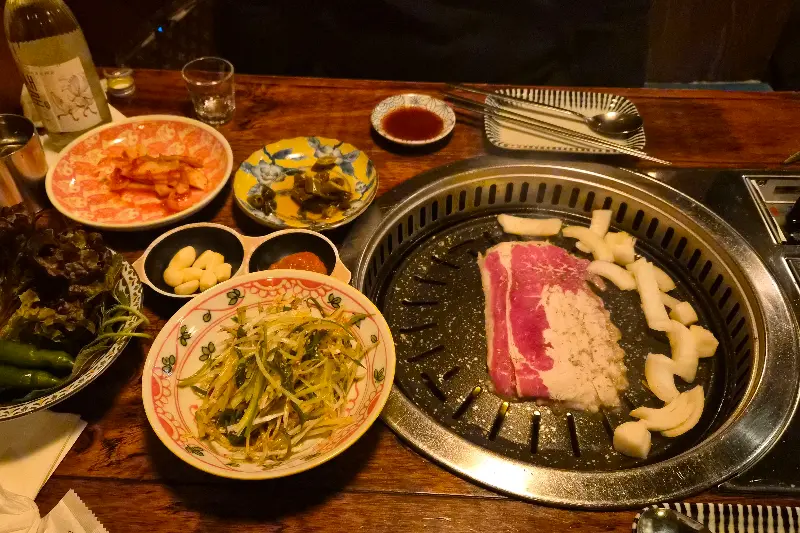 맛있게 구워진 우삼겹과 마늘