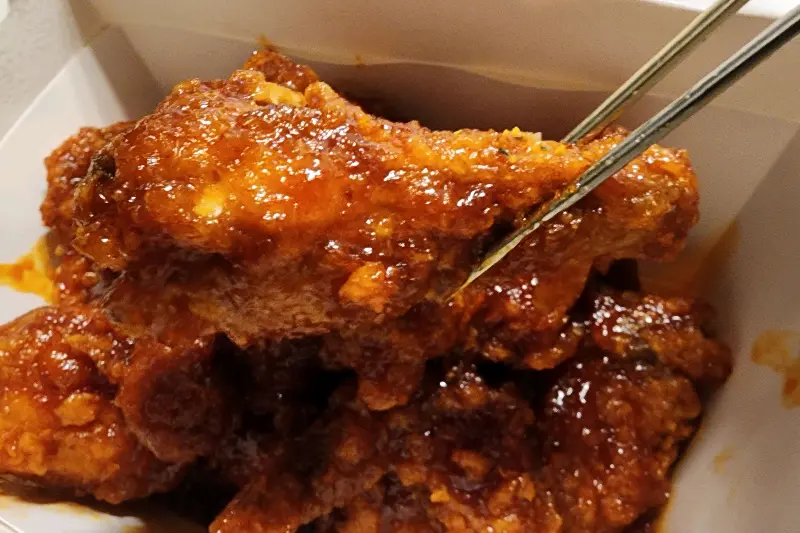 윤기가 흐르는 양념 치킨 닭다리
