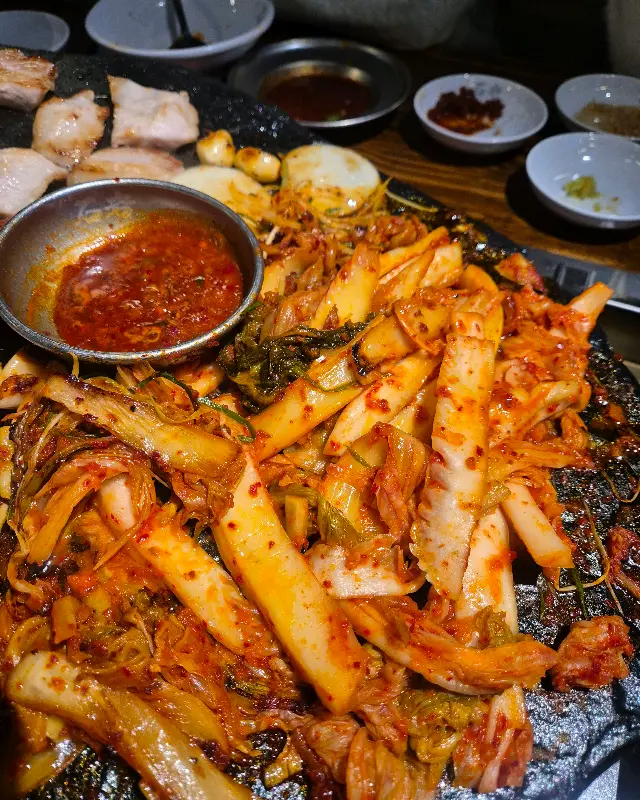 정갈하게 차려진 석암생소금구이의 테이블 세팅