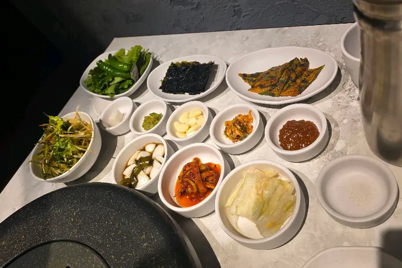 김치와 각종 재료를 넣고 볶은 맛있는 볶음밥의 모습
