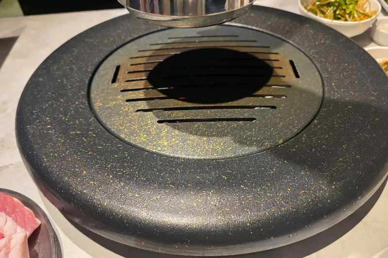 고기를 찍어 먹는 다양한 소스