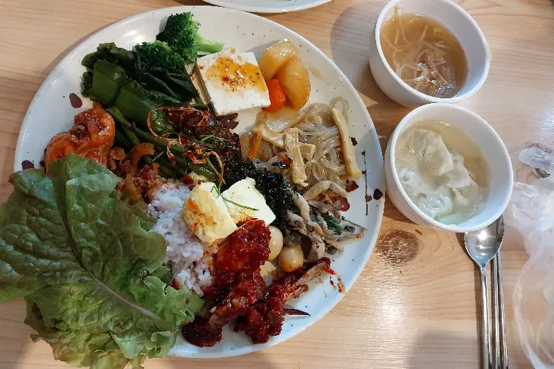 한상 가득 차려진 뷔페 음식