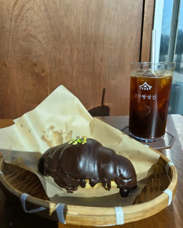 달콤한 초코 코팅이 매력적인 두바이 소금빵