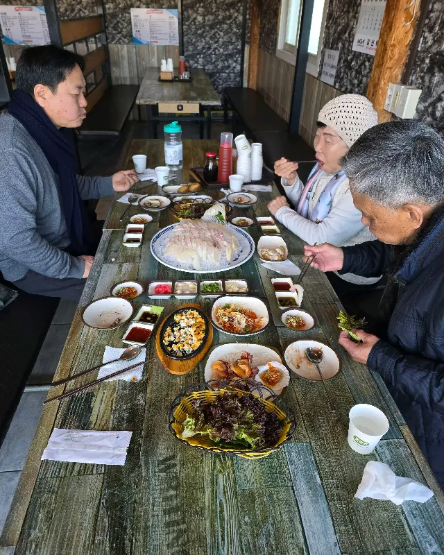 가족과 함께 즐거운 식사 시간