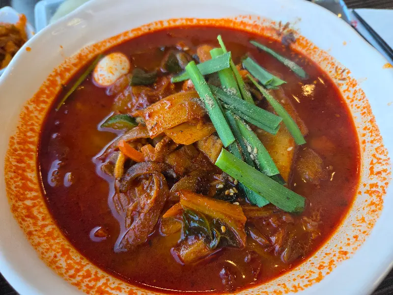 푸짐한 해산물이 인상적인 지존 짬뽕