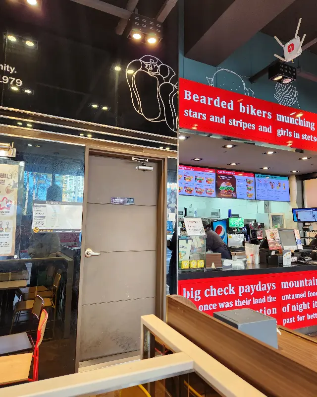 롯데리아 수원호매실점 내부