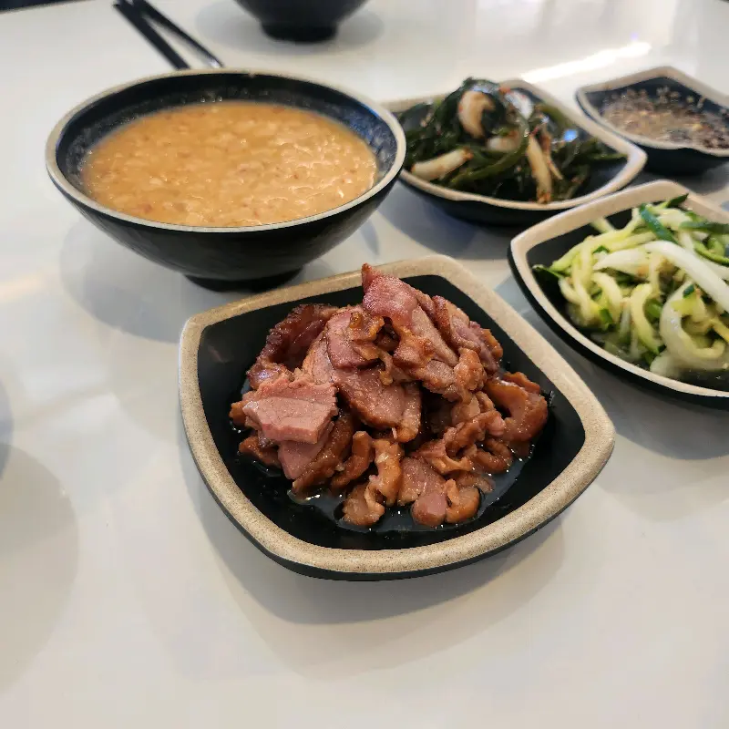 정갈하게 담겨 나온 밑반찬들