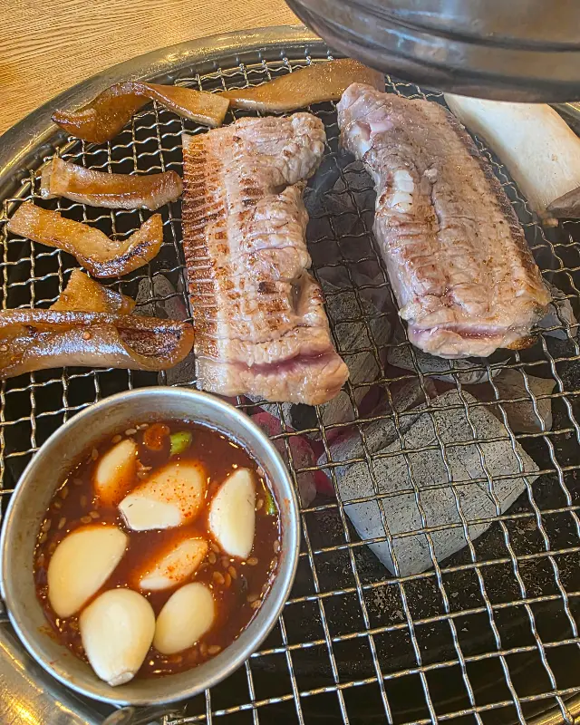 고소한 풍미가 일품인 흑돼지 구이