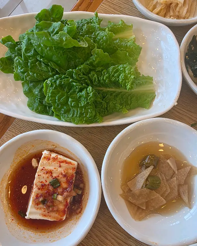 싱싱한 쌈 채소와 밑반찬