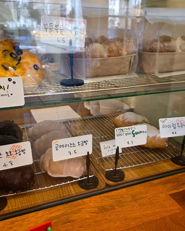 쇼케이스 속 다양한 빵들