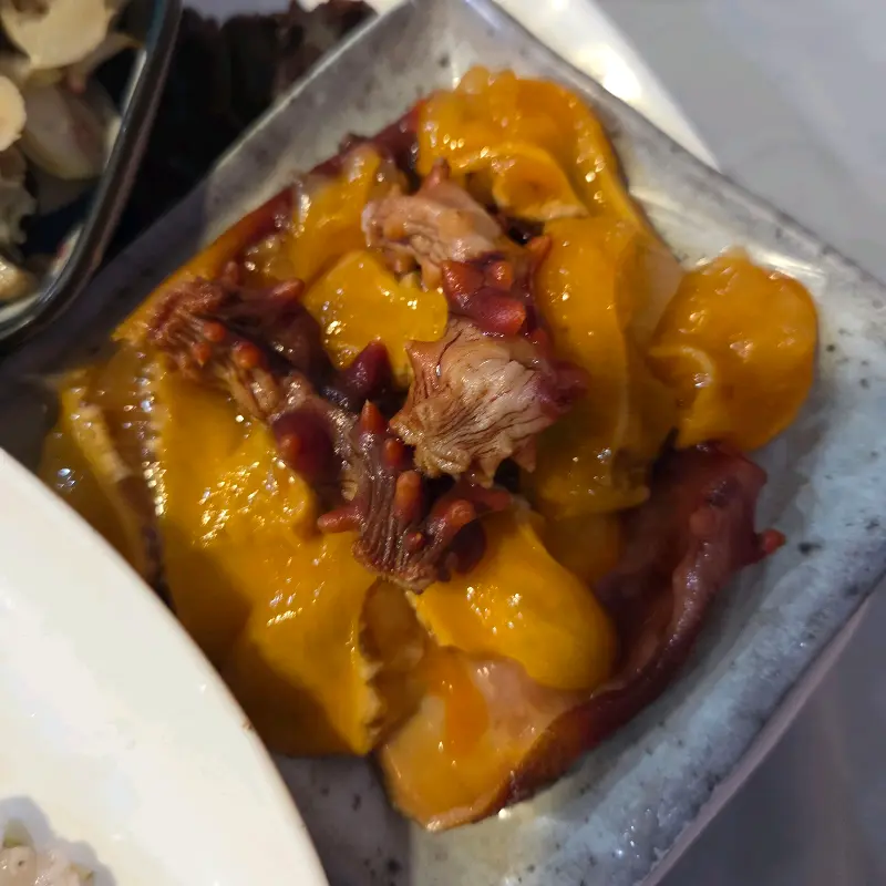 광어회와 백김치의 조화