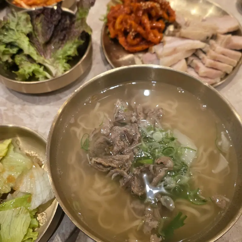 보쌈과 국수의 조화