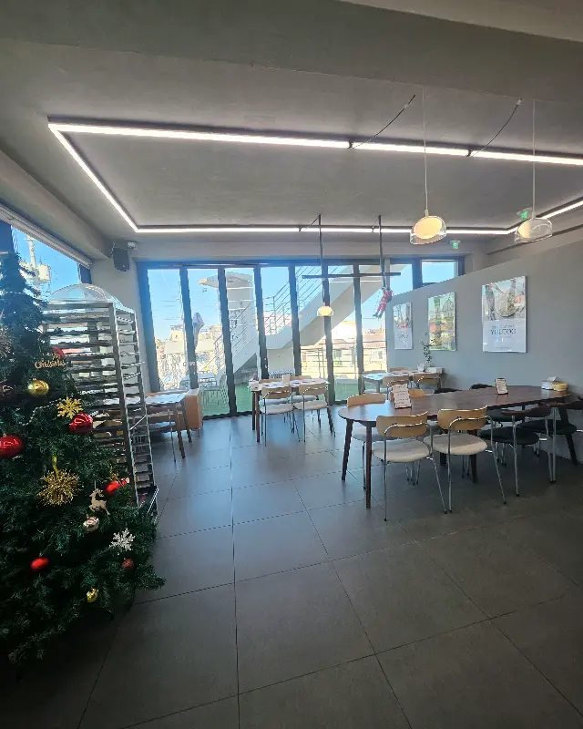 넓고 깨끗한 카페 내부