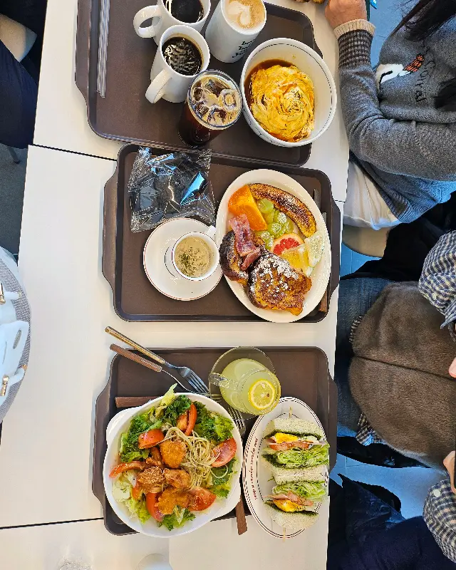 푸짐한 브런치 한 상 차림