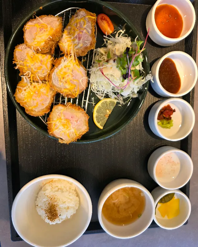 정갈하게 차려진 블랙 특등심카츠 한 상 차림