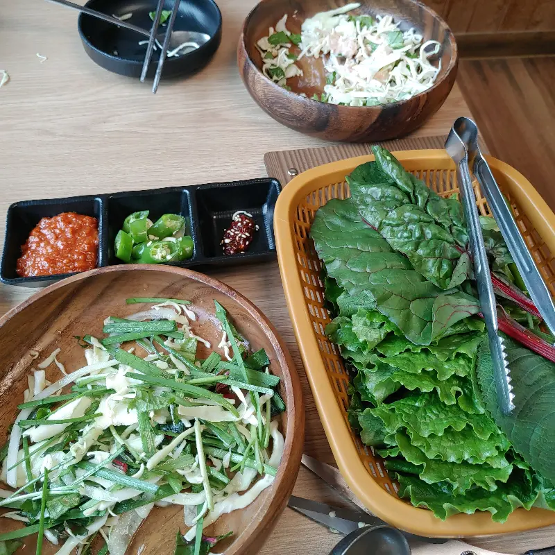 싱싱한 쌈 채소와 샐러드