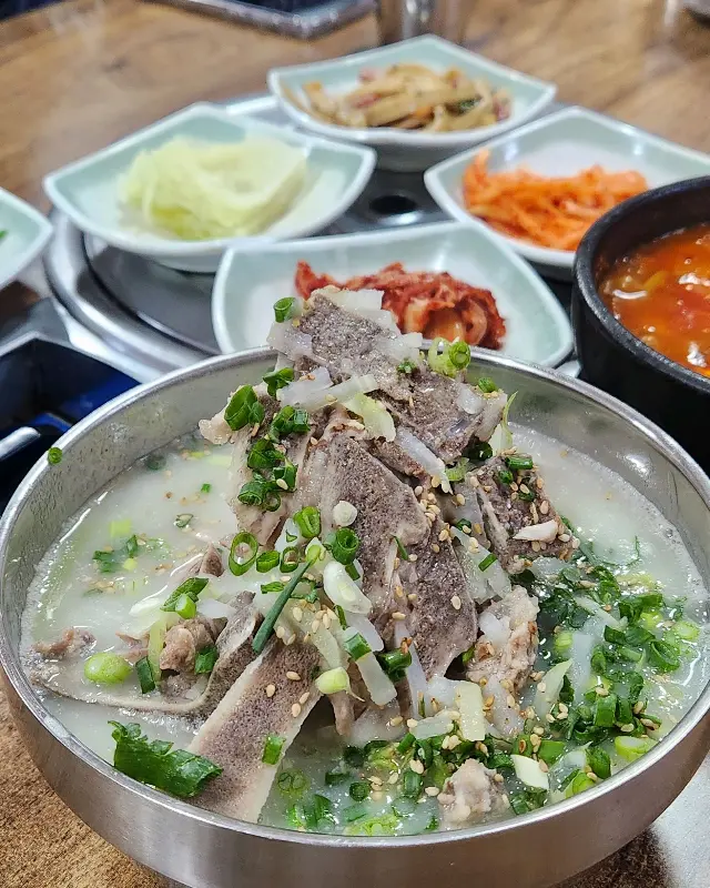 푸짐한 접짝뼈국 한 상 차림