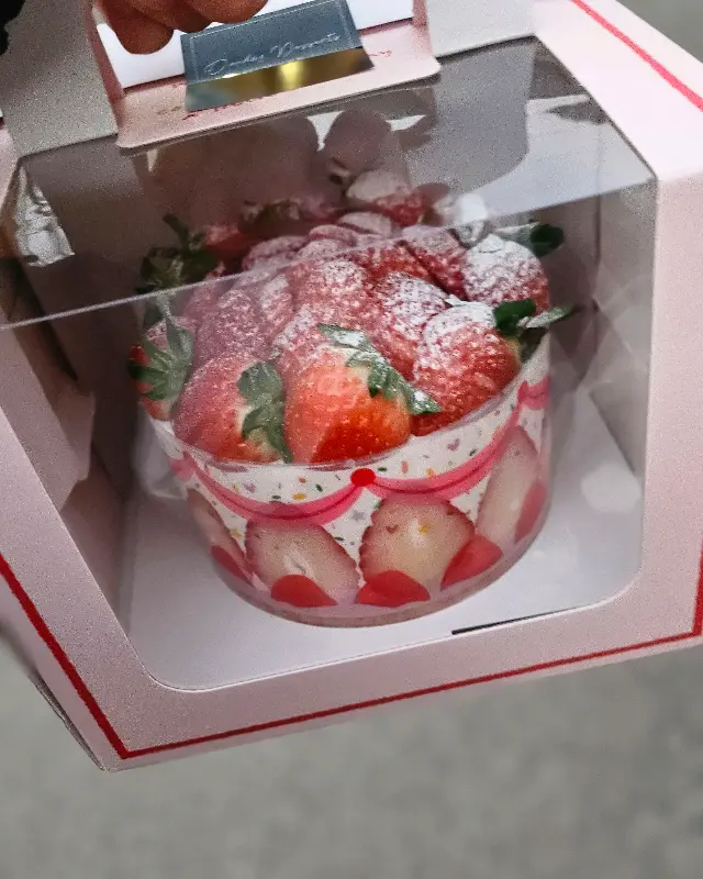 딸기가 가득 담긴 케이크 포장