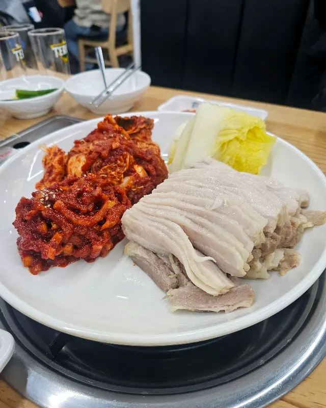 쟁반국수와 보쌈의 조화