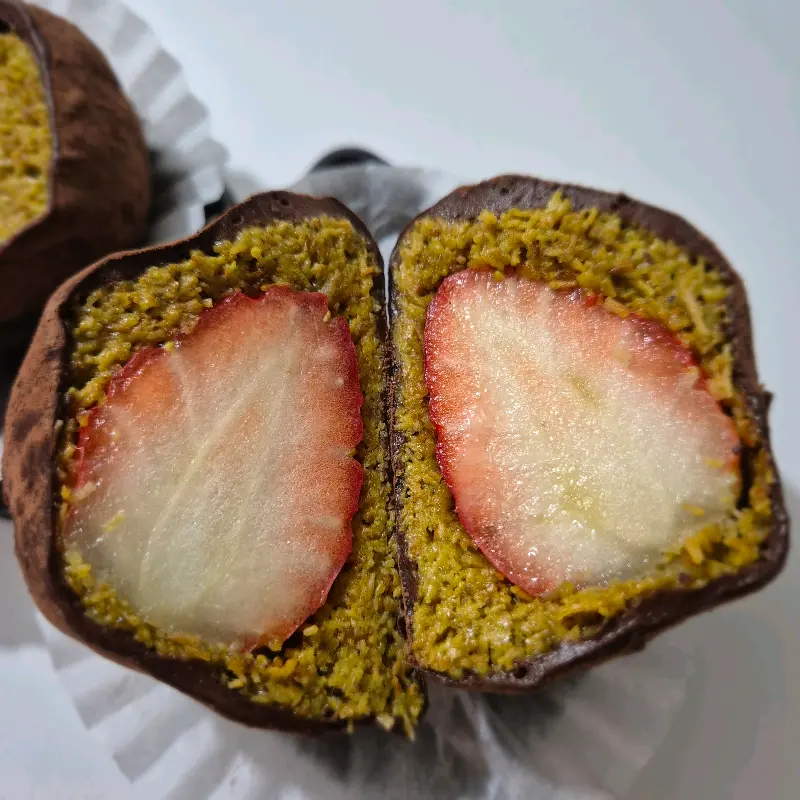 카페더치즈케잌의 딸기 두쫀쿠 단면