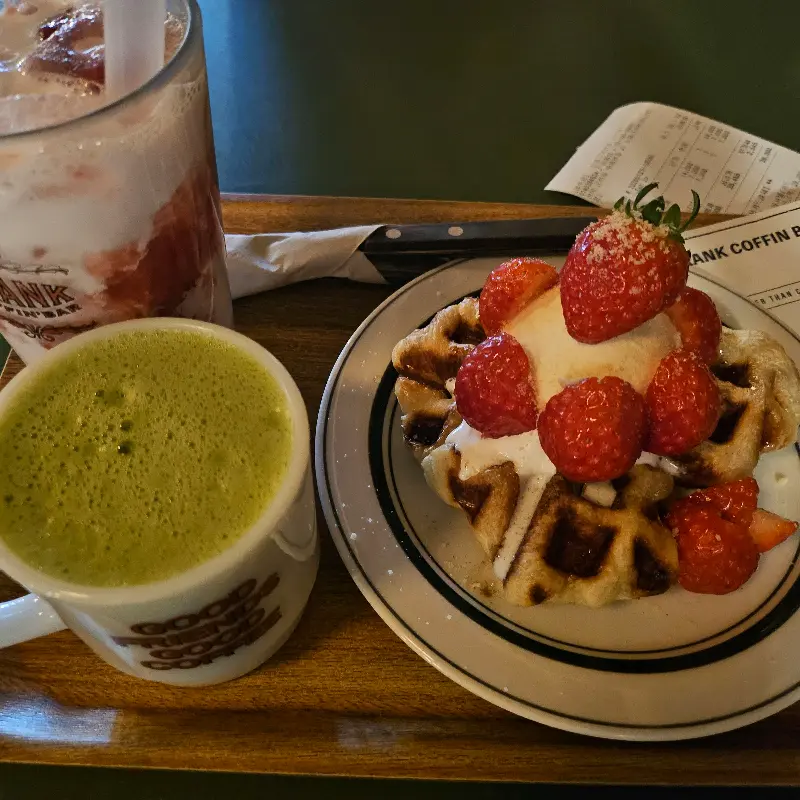 생딸기 크로플과 말차라떼