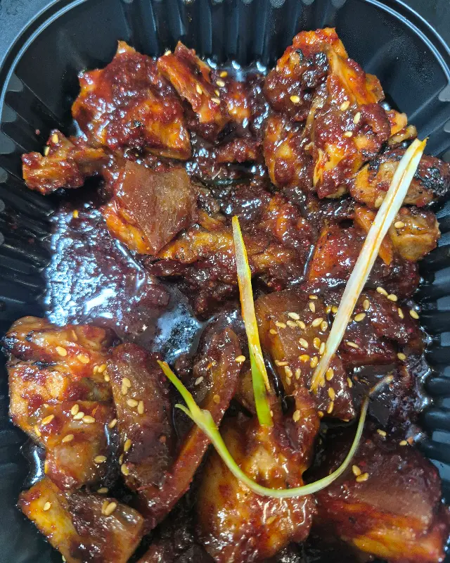 매콤달콤한 양념이 돋보이는 불족발