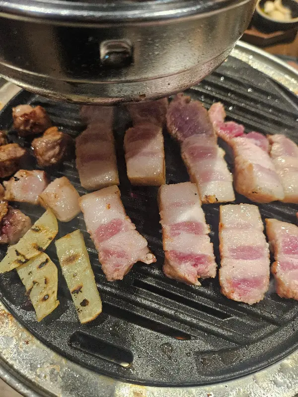밑반찬이 셋팅된 테이블 사진
