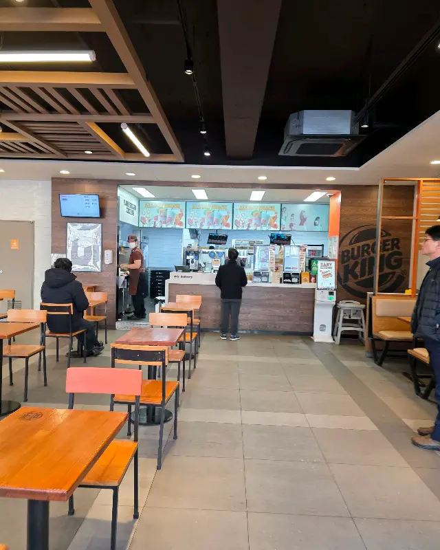 넓고 쾌적한 매장 내부