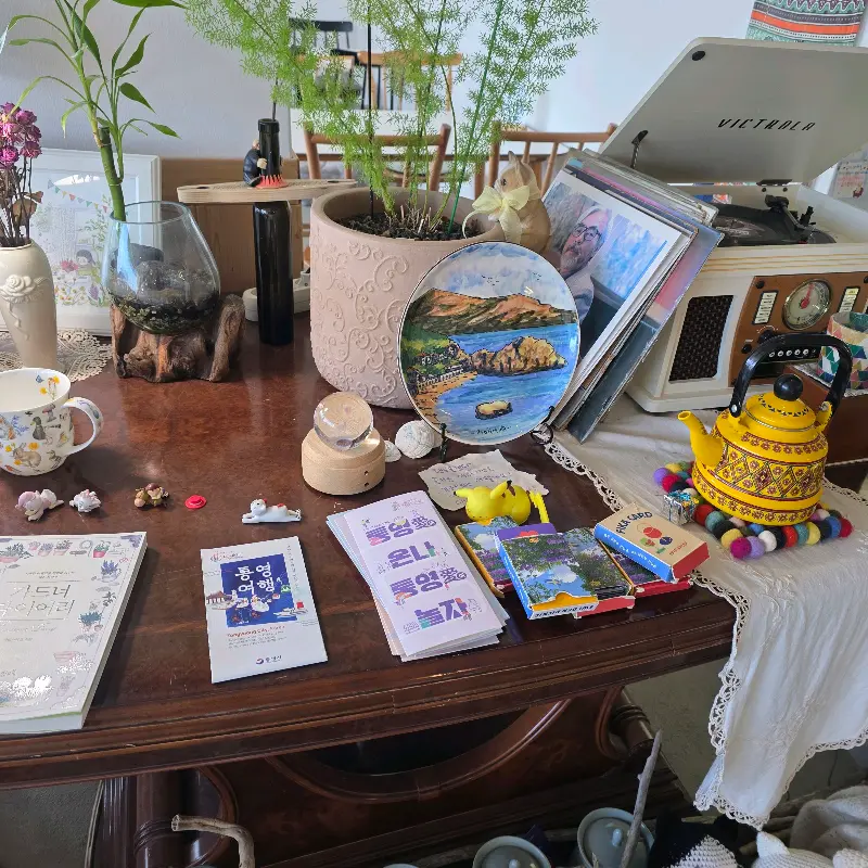 다양한 소품들이 진열된 테이블