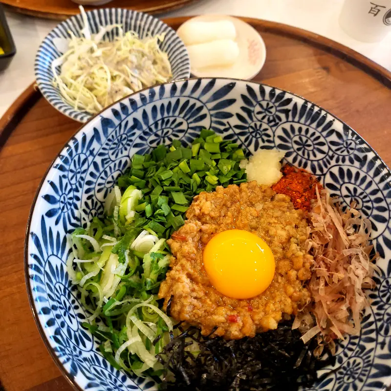 마제소바의 풍성한 고명