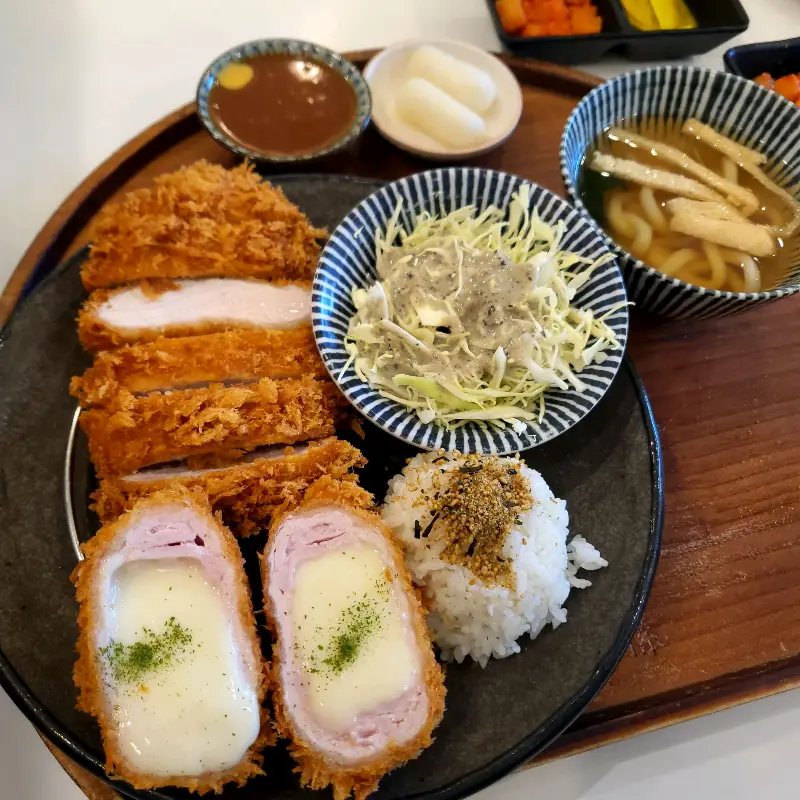 체다치즈돈까스의 압도적인 비주얼