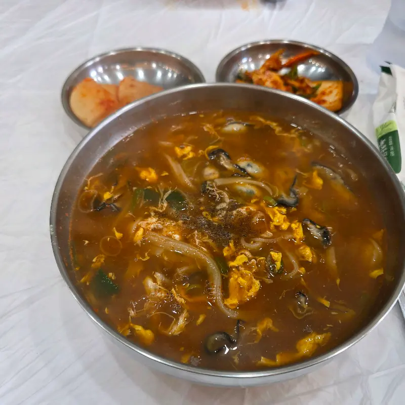 푸짐한 굴칼국수