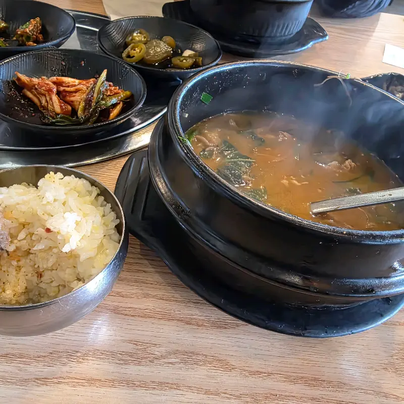 능이오리백숙과 밑반찬