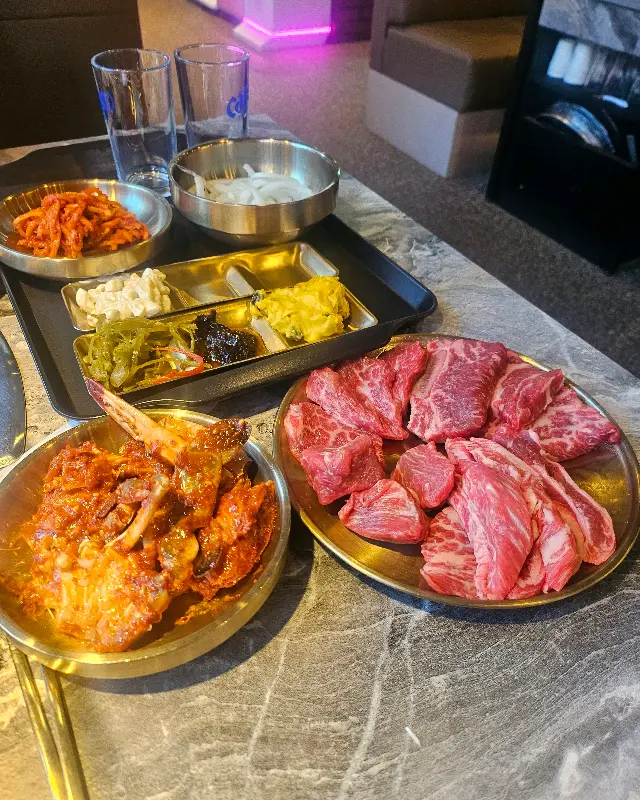 꽃갈비와 묵은지 김치찌개의 환상적인 조합