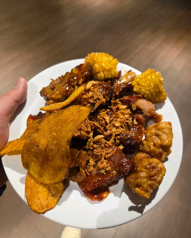 접시에 담긴 다양한 음식들