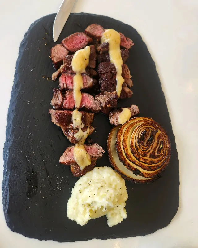 스테이크와 구운 양파, 감자 샐러드