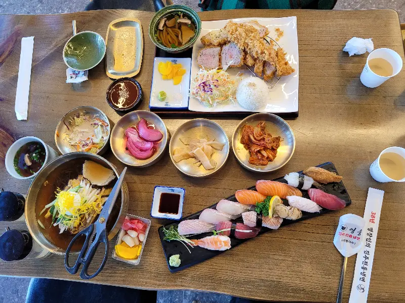 테이블 가득 차려진 음식