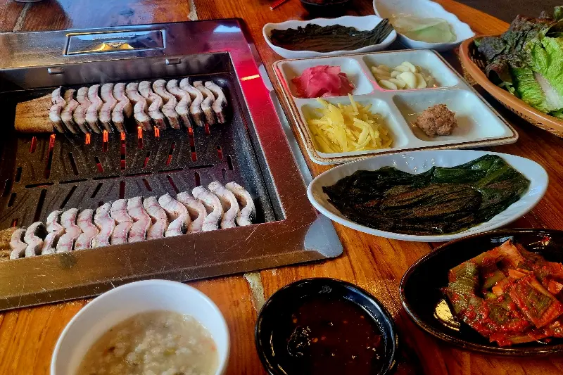 숯불 위에서 익어가는 장어