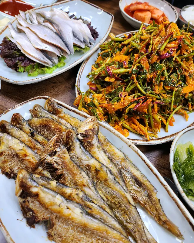 밴댕이회, 무침, 구이가 한 상 가득 차려진 모습